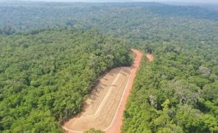 Vista aérea de faixa de talude conformado em meio à floresta densa